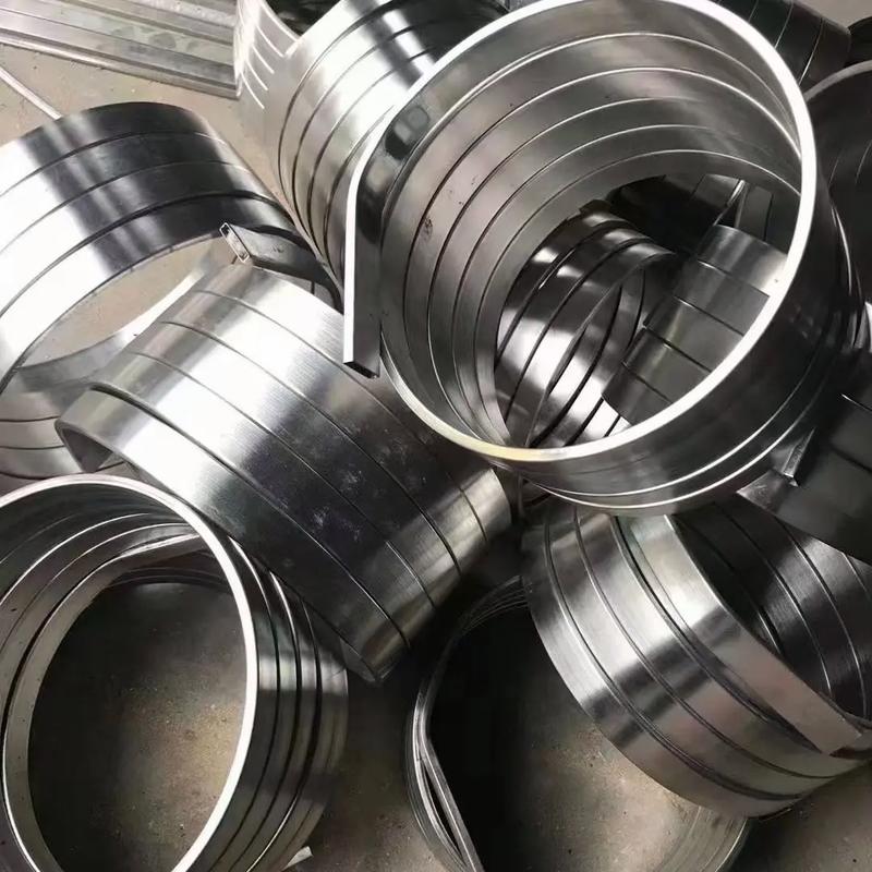 不銹鋼制品的多樣化應(yīng)用 防滑板、屏風(fēng)鏤空、立柱與地溝蓋板